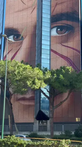 3 simboli assoluti di Napoli ritratti sull’ex Torre Enel al Centro Direzionale guardano dall’alto la città, quasi per proteggerla. . . #napoli #naples #jorit #murales #maradona #massimotroisi #pinodaniele #campania #italia #italy #torreenel #centrodirezionale #the_flyingsailor #reel #art #streetartnapoli