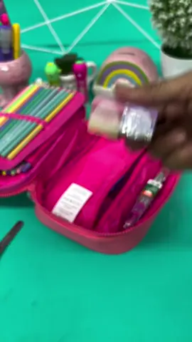 Estojo da Luluca Consegue contar quantos itens cabe nesse estojo? Além de lindo, nesse estojo você consegue levar todas as suas canetas, lapiseiras, lápis de cor, borracha, cola em bastão e muito mais.😍 É o estojo perfeito para o retorno escolar. 📍 Itajaí- Camboriú - Balneário Camboriú- Rio do Sul #pontoblu #voltasaulas #luluca #estojoescolar #2024