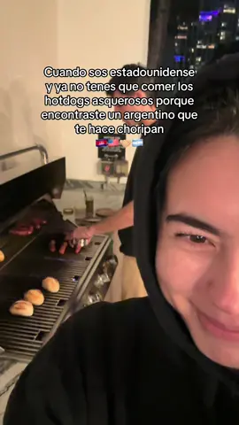 Choripan argentino es lo mejor 🇦🇷🙌🏼 #argentina #argentinos #argentino #argentinatiktok #novioargentino #noviayanqui #noviaestadounidense #comidaargentina #choripan #parejasmixtas #parejasmixtas🇦🇷🇺🇸🇰🇭 #sophiaymauro 