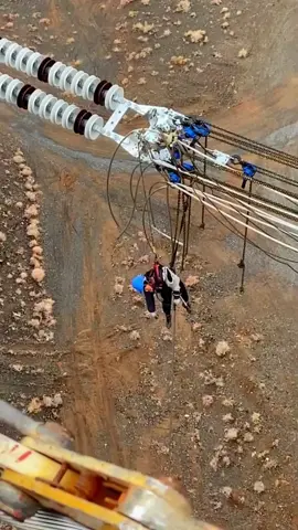 The last clip will leave you shocked. #lineworker #helicopters #journeymanlineman #dangerousjobs #hardworkingman #hardworkers #workerslife #highaltitudework 
