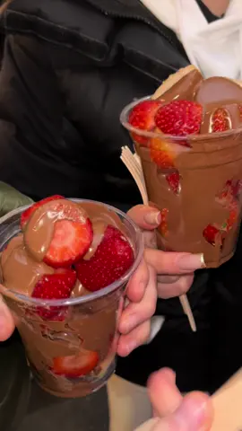 Chocolate strawberries at Borough Market🍓🍓🍓 £8 for one cup!  - follow for more honest food reviews and recommendations 🫂🫂🫂 #boroughmarket #london #foodreviews 