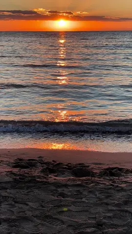 #tramonto #tramontosulmare #tramontobellissimo #sunset#mare#sole#goldenhour