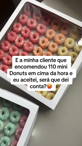 Mais um dia de correria por aqui, eu amei essa encomenda, e vocês?😍 #fy #confeiteira #viral #donuts #minidonuts #encomenda #montandopedido #maquinaminidonuts #minidonas🍩 