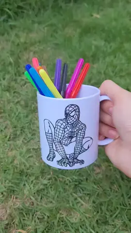 A caneca de polímero para pintar ganhou o coração dos pequenos.  A caneca que já vai com as canetinhas para criança usar e abusar das cores colorindo seu desenho. E o mais legal que depois é só lavar e a criança brinca novamente 🥰 Que tal presentear uma criança com esse lindo presente? 😍 #canecapolimero #canetinha #sublimação #presentescriativos #presenteespecial #personalizados 