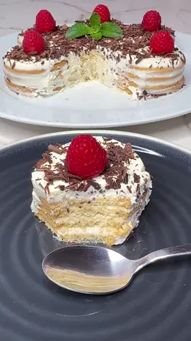 Tarta de limón. Muy fácil de hacer, con muy pocos ingredientes y es una delicia.  Ingredientes:  400 gr. de queso mascarpone  200 ml. de leche condensada  Ralladura de 1 limon  Zumo de 1 lomon  28 galletas maria  Para decorar: chocolate rallado y frambuesas.  Refrigerar: durante 1 hora  • • • #viral #tik_tok #fyp #recetas #tarta 