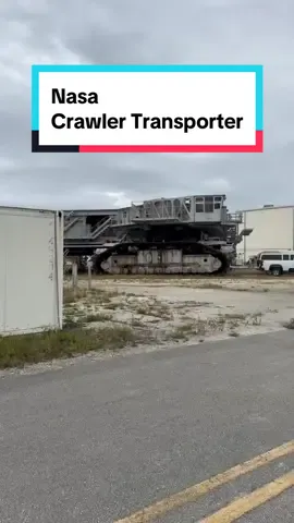 Pemegang rekor dunia sebagai kendaraan darat terbesar di Dunia dengan sumber tenaga internal, yaitu Nasa Crawler Transporter — #rekor #rekordunia #terbesar #alatberat #nasa