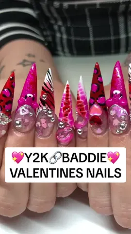 TRASHY Y2K BADDIE NAILS❣️💕💿⛓️ 4 the amazing @Theresa ❤️‍🔥🔥 #y2knails #y2kbaddienails #baddienails #auroranails #y2kaesthetic #acrylicnails #nailsalon #nailartvideos #nailzbydev #valentinesdaynails #valentinesdaynailart 