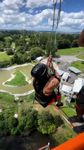 We call this… ‘the distraction drop’. 🫣🤙  Try Vertigo at Velocity Valley, nothing but net! @RotoruaNZ @escape.video #vertigo #rotoruanz #velocityvalleyrotorua 