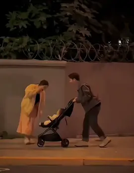 Hình ảnh gia đình hạnh phúc #mebau #embedethuong #hanhtrinhcungcon #mebimsua #embedangyeu #embe 