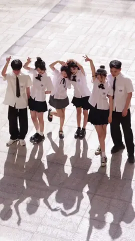 Có lẽ tuổi trẻ là như thế này là nơi thanh xuân của những tình bạn đẹp, chúng ta hãy bên nhau thật lâu nhé! #thanhxuânvườntrường #thanhxuan #doyin #vairal  #ngontinh #douyin  #hocsinhtrungquoc #thanhxuan#xuhuong #tiktok