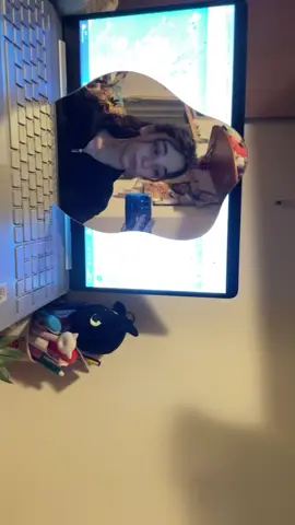 questa inquadratura mi fa ridere ma l’intro di orange country mi fa piangere sempre 