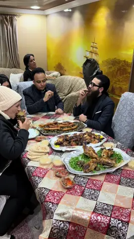 الأم رفضت تاكل ومرات ابنها قاعدة معاهم على الأكل !