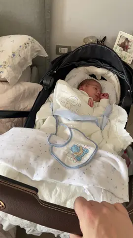 Quando si attacca al seno ogni 10 minuti e tu fai di tutto per farlo dormire 🤣 #vitadamamma #baby #newborn #antonio 