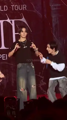 heeseung imitating how engenes jump around while keeping their phones still #heeseung 