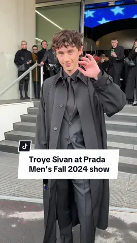 @Troye Sivan’s arrival at today’s #Prada Men’s Fall 2024 show in Milan. _ #VogueCS #TikTokFashion #troyesivan #fashionweek #StreetStyle 