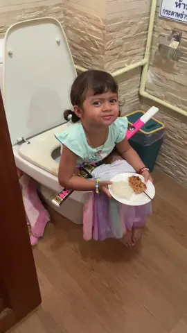 #ให้ลูกกินข้าวเช้าลูกโกรธนะปวดท้องเข้าห้องน้ำนึกว่าข้าวหายไปไหนเดินไปดูยกเค้าไปกินตอนนั่งอึ 😂😂😂😅😅