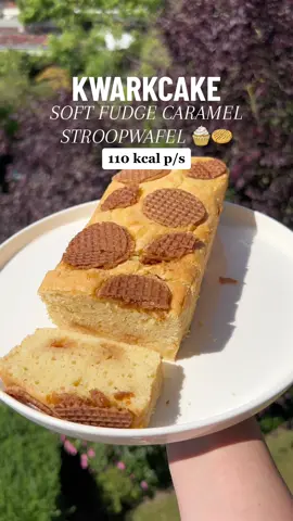 Gezondere stroopwafel-caramel kwarkcake voor maar 110 kcal per plak !!! 🤤💗🧇 #afvallen #kwarkcake #gezondesnack #afvallentips #gezondetussendoortjes 