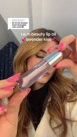 @alknduru adlı kullanıcıya yanıt veriliyor r.e.m beauty dudak yağlarından lavender kiss rengini deniyorum💖 • • #rembeautybyarianagrande #sephoraturkiye #yeniürün #dudakyağı #yeniüründeneme #üründenemesi #ürünincelemesi #sephoraalışverişim #sephoraalışverişi #rembeautysephora #rembeautylipoil #lipoils #dudakürünleri #dudakbakımı 