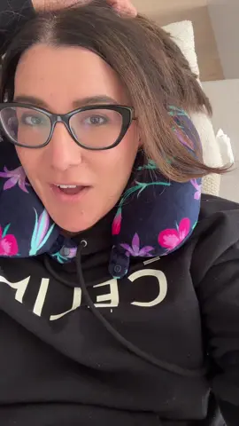 Have you used your travel pillow when you aren’t travelling? I think i’m onto something here. Fall asleep quicker and super comfy!!! #sleepingtips #sleepingproblems #sleepingatlast #sleepinghacks 