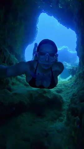 Lava tube 🩵 #swimthrough #lavatube #freediving #freediver 