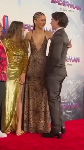 throwback to this sweet moment at spider-man’s nwh red carpet♥️ tom is truly a gentleman✨ #zendaya #zendayacoleman #tomholland #tomholland2013 #tomdaya #tomhollandandzendaya #zendayaandtomholland #zendayaedit #tomhollandedit #redcarpet #nowayhome #spiderman #spidermannowayhome #peterparker #mj #viral #fyp 