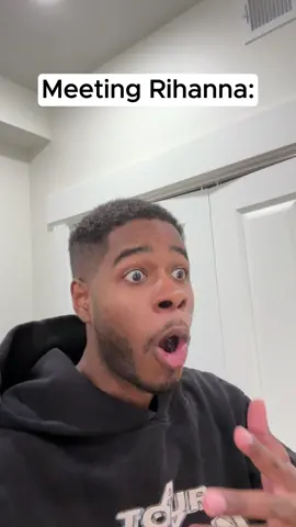 I wanna grab Rihanna forehead 