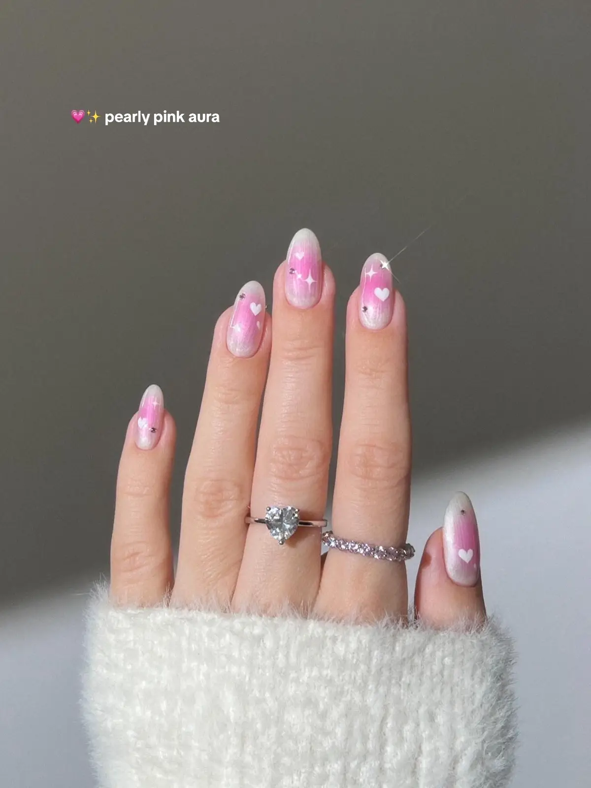 💗✨🌨️🎀 Diving into the beauty of the season with a touch of romance and winter hues 💌❄️ #nailinspo #valentinesnails #heartnails #nails #nailart #glitternails #naildesigns 