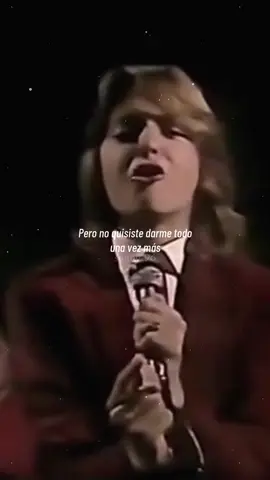 Luis Miguel - Decídete (Versión Censurada) Transcurría octubre de 1983 y Luis Miguel ya se había hecho un nombre en el mundo del entretenimiento gracias a su melodiosa voz y forma de interpretar. Fue en esa época que decidió lanzar al mercado su tercer álbum titulado “Decídete”, que incluía grandes temas como “No me puedes dejar así”, “Bandido cupido” y la composición homónima del disco.Sin duda, su carrera continuaba en ascenso, pero “la canción Decídete” hizo que todos en Latinoamérica pusieran los ojos sobre él; y no era para menos, pues las letras al tener contenido sexual fueron censuradas porque eran interpretadas por un adolescente de solo 13 años. #paratii #videospaeadedicar #live #elsoldemexico #lyricsvideo #videosparaestado #luismiguel #luismi #show #micky #live 