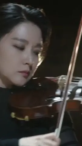 G.F Handel - Passacaglia for 2 Violin and Orchestra.  Maaf, tapi scene ini terlalu indah & megah untuk diabaikan begitu saja. Dibuka oleh penampilan solo Cha Se-eum, lalu Luna datang dari belakang penonton, kemudian duet mereka berdua, muncul flashback kenangan mereka, tiba2 baju Luna ganti jadi gaun warna merah, lanjut duet dgn sorot lampu panggung, ditutup tepuk tangan penonton, Se-eum melihat Luna dgn bangga & Luna melihat Se-eum sambil nangis bahagia. Sumpah scene ini KEREEENNN BGT!! Sampai sekarang masih terbayang2 dan terngiang2. Melodinya berasa sedih, cocok sekali utk kisah Luna & Se-eum. Seandainya Luna ga salah jalan, karirnya pasti makin bersinar, jadi violist terkenal, jadi penerus Se-eum. Sedih bgt liat dia harus hancur gitu. Baru ini ga bisa benci sama villain.. . #maestrastringsoftruth #maestrastringsoftruthkdrama #disneyplus #passacaglia  #passacagliahandelhalvorsen #violin #orchestra #leeyoungae #hwangboreumbyeol #kdrama #kdramalover #koreandrama 