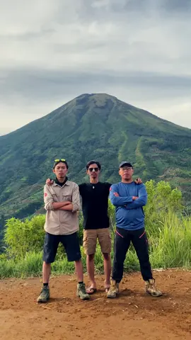 Just dance like nobody's watching you around 💃 #nature #dance #mountain #foryou #fyp #trio #temanggung #explore #views #gunung #gunungindonesia