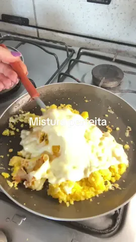 Cuscuz ovo e queijo mistura perfeita 😋 #comida #delicia #cuscuz 