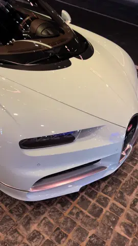 1 of 1 Bugatti Chiron “Vainqueur de Coeur” in Dubai 🇦🇪 #skjall_carspotting #bugatti #bugattichiron #dubailife #hypercar #luxurycars #richlife 