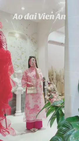Cùng mix set áo dài Viên An rất được lòng các nàng của DressbyHaVi nhé ạ Một chiếc túi cầm tay nhỏ xinh vừa vặn và đôi sandal trắng kem cùng màu, cùng tông màu hồng ngọt ngào hết nấc ạ!  Hình ảnh cô nàng vừa nữ tính, tiểu thư, kín đáo và không kém phần sang trọng mà chúng mình cực kỳ mê đắm trong dịp tết Giáp Thìn 2024. #aodaicachtan#dressbyhavi#aodaivienan#aodaihongtheu
