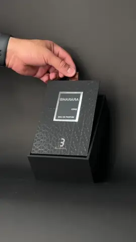 Bharara King en su presentación de 100ml para Hombres 😎😎 King de Bharara es una fragancia de la familia olfativa Aromática para Hombres. Las Notas de Salida son naranja, limón (lima ácida) y bergamota; la Nota de Corazón es notas afrutadas; las Notas de Fondo son vainilla, almizcle blanco y ámbar😎😎 #perfumecolombia #perfume #bharara #bhararaking #bogota #medellin #cali #barranquilla #colombia 