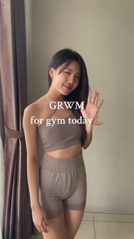 Get ready with me 💪🏽 #ootdfashion #ootdinspo #outfitideas #outfitinspo #outfitoftheday #outfit #styleinspo #styleinspo #gymmotivation #japanstyle #koreanoutfit 