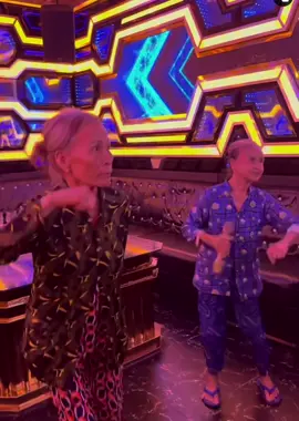 Bà Liễu và bà Nhi đi nhậu xong rủ nhau đi karaoke . @Hải Nhi @Lieu Thi  
