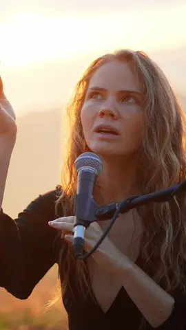 Clear your energy field and release any fears, blocks, or limiting beliefs. This channeling with light language, angelic voices, and healing soundscapes is here for you to come back into alignment with a higher consciousness. Relax your mind and let the healing frequencies of this magical sunrise realign you with the vibration of unconditional love, abundance, and peace. Receive the blessings of the universe. ✨ 🙏🏼 Full 30 mins Meditation Music out now in my BIO 🙏🏼 #voicehealing #voiceawakening #voiceopening #lightlanguage #meditationmusic #healingfrequencies 