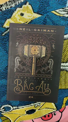 Quyển sách hôm nay bạn đọc là gì? Mình thích những câu chuyện thần thoại, là sáng tạo của trí tưởng tượng, mình không biết mọi thứ được kể hoặc được viết có thật hay không. Nhưng mà mình cảm thấy, trí tưởng tượng của con người là một điều gì đó thật sinh động, và không có điểm dừng 😖😖😖. Hnay đọc quyển này vậy nhân dịp Nhã Nam đang sa le dọn kho sách. 🥰🥰🥰 #thanthoaibacau #nhanambooks 