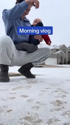 Someone saw snow for the first time😭😭💙❄️☃️🌨️ #fyp #mom #momlife #newmom #firsttimemom #babies #babiesoftiktok #MomsofTikTok #morning #goodmorning #boy #boymom #mamasboy 