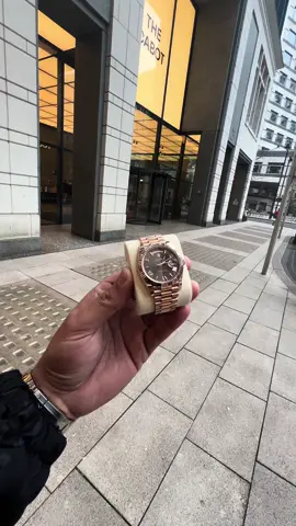 Rolex Day-Date 40 #rolex #rolexdaydate40 #daydate40 #chocolate #chocolatedial #luxurylifestyle #luxurytimepieces #rosegold #roman #watches #fyp #foryou #london #canarywharf #trader #watchenthusiast #blowthisup #viralvideo #music #luxurywatches #mensfashion #womansfashion #WristCandy #worklife #deals #hattongarden 