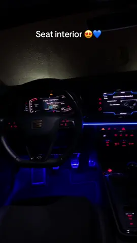 Rien à envié au Merco 😈 #seat #leon5f #leonfr #cupra #seatleon #interior #ambiantlight #ledcar #lightcar #sportcar #annecy 