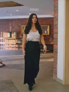 Farah had us with her outfits✨ #adimfarah #adimfarahedit #farahlekesiz #demetozdemir #turkishseries #fyp #model #outfit 