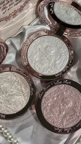 code ‘JUDY’ to save 🤍 pretty pretty highlighters!!! @Flower Knows Cosmetics little angel embossed highlighters #flowerknows #littleangel #cbeauty #highlighter 
