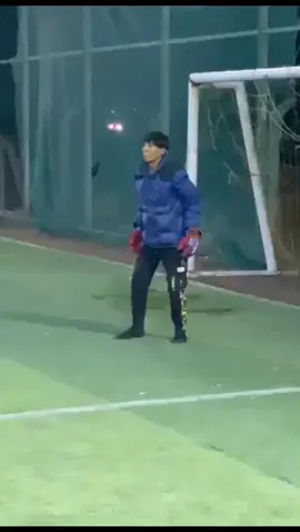 😅🧤 MENCIONA AL PORTERO QUE FALLARÍA ESTO 🎥 @n_a_e_r_r #meme #humor #viral #goalkeeper #portero #risas #football #futbol #deportesentiktok #tiktokfootballacademy 