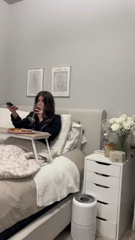 My ideal weekend night routine with original sound for my asmr lovers 🤍 gossip girl, everything shower & takeout 🫶🏻 #nightroutine #dailyvlog #DailyRoutine #thatgirl #skincareroutine #Lifestyle #relatable #minivlogs #cozy #asmrsounds #cleangirl #satisfying #vlogs 