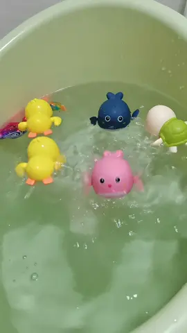 Mana baby yang tak suka mandi tu boleh la try belikan toys ni 🤭 mesti baby suka takmo masuk pulak. Ahh sudahh hihi🤣 #babybathtoys #bathtoysforkids #bathtoy #foryou #kidstoy #fyp 