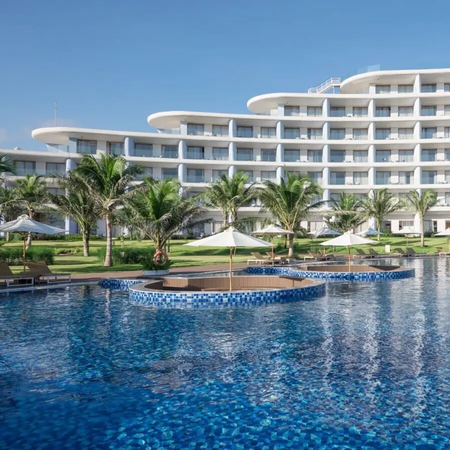 Bạn có kế hoạch ở đâu khi đến Quy Nhơn chưa ⁉️. Tham khảo resort 5 sao đẳng cấp bậc nhất Quy Nhơn nhé 𝐅𝐋𝐂 𝐋𝐔𝐗𝐔𝐑𝐘 𝐇𝐎𝐓𝐄𝐋 𝐐𝐔𝐘 𝐍𝐇𝐎̛𝐍 𝟱 𝗦𝗔𝗢 ⭐️ 👉 Studio/Deluxe: 850k/p/đêm 👉 Family Suite: 1.650k/p/đêm 👉 Villa 02 Seaview : 3.549K/villa/đêm. 👉 Villa 02 BeachFront : 3.649K/villa/đêm. 👉 Villa 03 BeachFront : 5.579K/villa/đêm. 👉 Villa 04 Seaview : 6,590K/villa/đêm. 📌 Bao gồm tiện ích:  - Ăn buffet sáng cho số lượng khách theo tiêu chuẩn phòng - Trà và cà phê hòa tan miễn phí trong phòng ở. - Nước uống chào mừng khi nhận phòng - Miễn phí 02 chai nước suối mỗi ngày. - Miễn phí sử dụng bể bơi và phòng tập GYM. - Miễn phí Internet tốc độ cao trong phòng. ☎: 𝟬𝟯𝟲𝟵𝟬𝟱𝟭𝟰𝟳𝟯 🏘 𝟧𝟪 Nguyễn Đình Thụ, Tp. Quy Nhơn, Bình Định #quynhon #reviewkhachsanquynhon #Voucherflcquynhon #khachsanquynhon #reviewkhachsanquynhon #flcresortquynhon #flcluxuryresortquynhon 