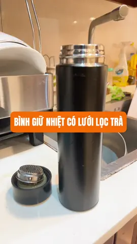 Bình giữ nhiệt inox 316 Elmich EL8315 dung tích 480ml Thông tin sản phẩm – Chất liệu inox 316 an toàn tuyệt đối cho sức khỏe. – Cách nhiệt tuyệt đối bằng chân không. – Giữ nóng 12 tiếng, giữ lạnh 36 tiếng – Dung tích 480ml phù hợp nhiều đối tượng sử dụng -  màu xanh đậm phù hợp cho nam, màu xanh nhạt phù hợp cho nữ – Nắp ngoài tích hợp cốc uống. Nắp trong 1 chạm, tích hợp lưới lọc trà bằng inox 304, có thể bật mở uống trực tiếp hoặc rót ra nắp uống. Thông số kỹ thuật Màu sắc : Xanh đậm/ Xanh nhạt  Dung tích : 480 ml Công dụng: Giữ nhiệt nóng, lạnh Chất liệu : Inox 304 Trọng lượng tịnh sản phẩm : 380g Kích thước sản phẩm : 60x60x235 mm Bảo hành : 6 tháng Xuất xứ : Trung Quốc Hướng dẫn sử dụng 1. Phương pháp sử dụng đúng cách Trước khi sử dụng, bạn nên rửa sạch ruột bình và nắp bình bằng nước rửa chén hoặc nước nóng. Sau khi rửa xong, hãy kiểm tra xem các phụ kiện đã được lắp đặt đúng vị trí chưa, nếu lắp đặt không đúng sẽ dẫn đến hiện tượng rò rỉ nước. Để có thể đạt được hiệu quả tốt nhất trong việc giữ nhiệt, trước khi sử dụng bạn nên cho một chút nước nóng (hoặc nước lạnh) vào trong bình trước để làm nóng (lạnh) trong khoảng 2 phút. Lượng nước trong bình không quá đầy hoặc quá ít, thấp hơn cổ bình khoảng 1cm là tốt nhất; nước quá đầy thì khi vặn nắp nước sẽ bị bắn ra ngoài dẫn đến bị bỏng; nước quá ít thì khả năng giữ nhiệt sẽ bị giảm xuống. Sau khi cho nước nóng vào, bạn nên vặn chặt nắp bình theo chiều kim đồng hồ để tránh rò rỉ nước. Khi sử dụng mà muốn chuyển sang giữ nóng hoặc giữ lạnh thì phải cho nước ở nhiệt độ khoảng 25-35 độ, trong khoảng thời gian từ 2-5 phút sau đó cho một chút nước nóng (hoặc nước lạnh) vào trong bình trước để làm nóng (lạnh) trong khoảng 2 phút. #binhgiunhiet #ThanhThoiLuotTet #tet2024 #tethungkhoi #binhgiunhietchinhhang 