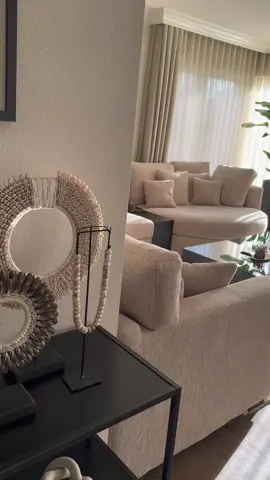Sunshine home.. follow me for more interior inspo #myhomevibe #sunshine #interiordesign #interiorismo #livingroominspo #livingroominspiration #woonkamerinspiratie #woonkamerinspo #beigeaesthetic #beigeinterior #cosyhome #cosyvibes #myhometour #myhomestyle #luxuryhomes #beigehome 