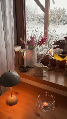 Winter wonderland 💫🧦❄️🫖 #wintervibes #windowview #snowday #postitfortheaesthetics #ａｅｓｔｈｅｔｉｃ #simple #ofsimplethings #teatime #inspiremyinstagram #cozyhome #cozyvibes #cozyaesthetic #cottagecore #homesweethome #thatsdarling #interiorlove 